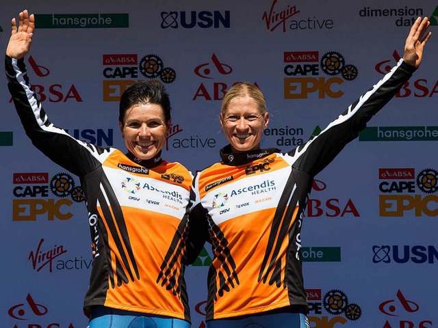 Nach dem Sieg beim Prolog am Sonntag: Sabine Spitz (links) und Robyn de Groot   | Foto: AFP