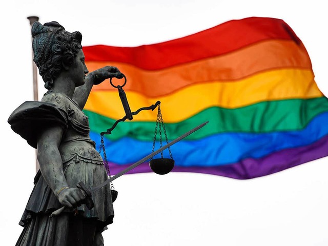 Regenbogenfahne hinter Justitia  | Foto: dpa