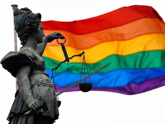 Justitia und die Regenbogenfahne  | Foto: dpa