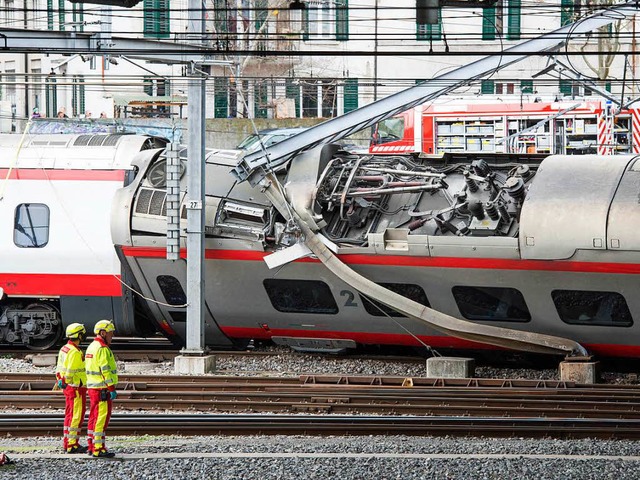 In Luzern ist ein EuroCity entgleist, ...pte um, drei Menschen wurden verletzt.  | Foto: dpa