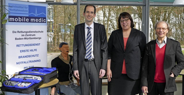 Marc Schmidt (links), Geschftsfhrer ...ber die neue Notfallsanitterschule.   | Foto: Nino Betz
