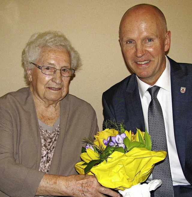 Zum 95. Geburtstag bekam Elisabeth Wie...umen von Brgermeister Rdiger Ahlers.  | Foto:  Manfred Lange