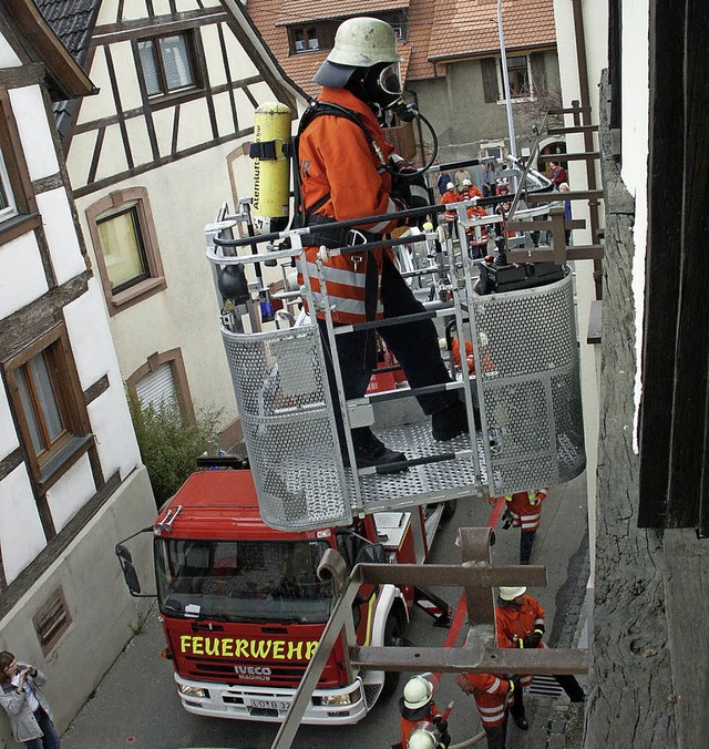 Ein Drehleiterfahrzeug ist fr die Wei... bei einem berlandeinsatz in Istein.   | Foto: Lauber