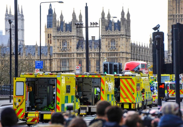 Rettungswagen nach dem Anschlag auf der Westminster Bridge in London.  | Foto: AFP