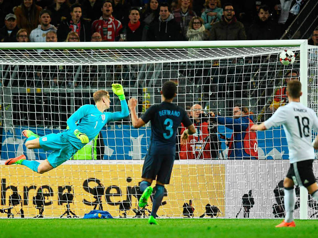 Der Ball schlgt ein im Winkel, Englands Keeper Joe Hart war chancenlos. Ein typisches Poldi-Tor.