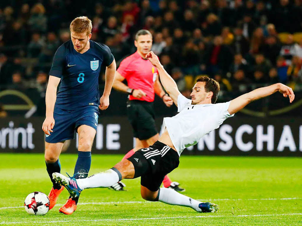 Tackling von Hummels gegen Eric Dier.