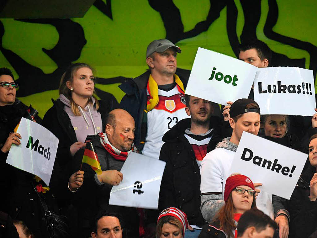 Fans verabschieden Lukas Podolski.