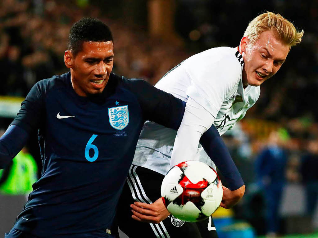 Julian Brandt im Zweikampf mit Chris Smalling.