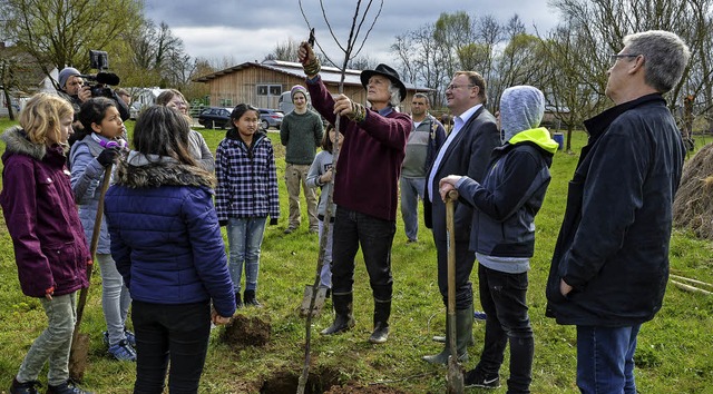 Klaus Jung (Mitte) erklrte den Teilne...ln und ste eingekrzt werden mssen.   | Foto: Benedikt Sommer