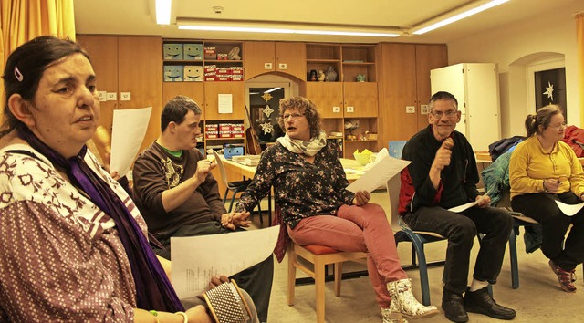 Sonja Koger (Mitte) mit ihren Schtzlingen beim Singen und Musizieren   | Foto: jennifer Ruh