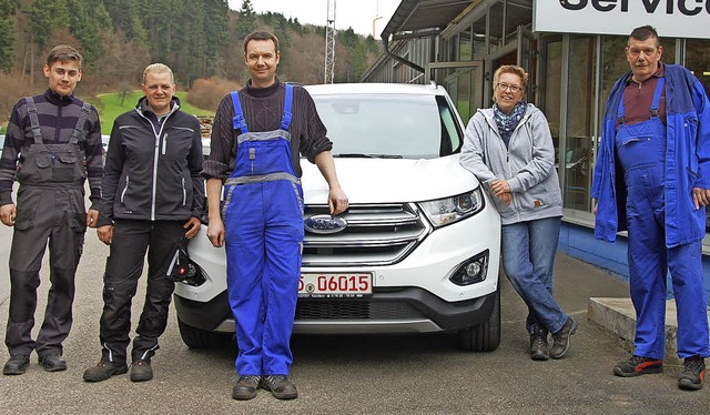 Andreas und Silke Kiefer  sowie Ulli K...ter anderem auch den neuen Ford Edge.   | Foto: Frey