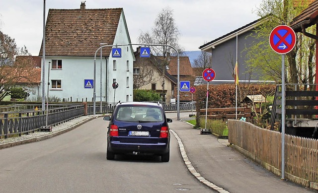 Derzeit lsst es  sich gut durch die G...hren, weil keine Autos am Rand parken.  | Foto: Reimann