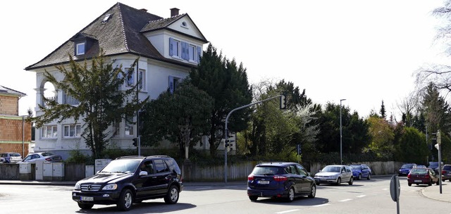 An der zentralen Kreuzung Basler/Stauf...t gleichhohes Wohn- und Geschftshaus.  | Foto: Hans-Peter Mller