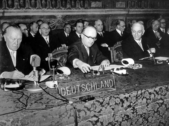 Bundeskanzler Konrad Adenauer unterzeichnet 1957 in Rom den EWG-Vertrag.   | Foto: dpa