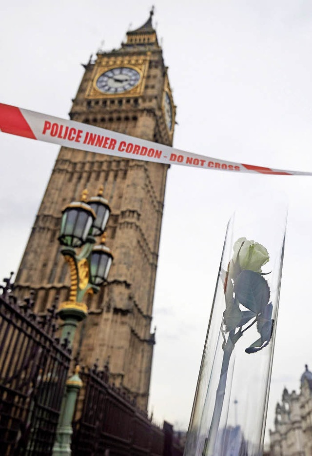 Blumen erinnern am Tatort in London an die Opfer des Anschlags.   | Foto: AFP
