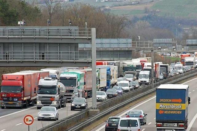 Autofahrer mssen mit Stau auf der A5 zwischen Efringen-Kirchen und Weil am Rhein rechnen