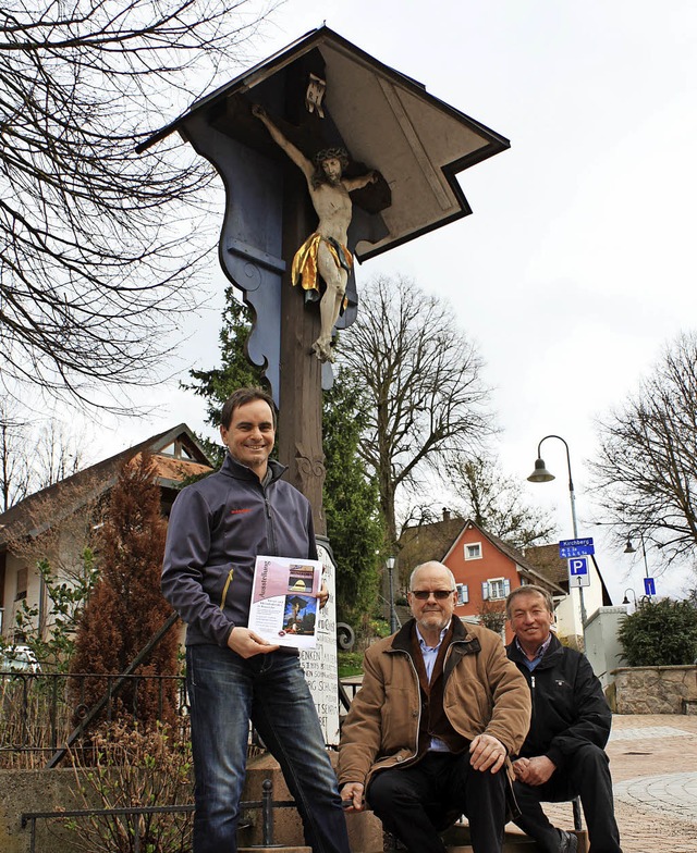 Vor dem Kreuz am Dorfplatz (von links)...dinand Elighofer und Hubert Blattmann   | Foto: Gabriele Fssler
