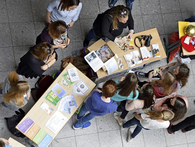 Schler informieren sich beim Markt der Prvention.   | Foto: Horatio Gollin