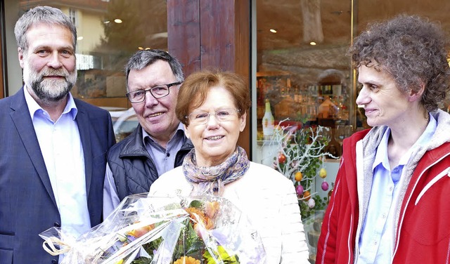 Peter Schwander (links) und Ulrike Sti...hres Mannes Manfred Baur berreichte.   | Foto: Sebastian Barthmes