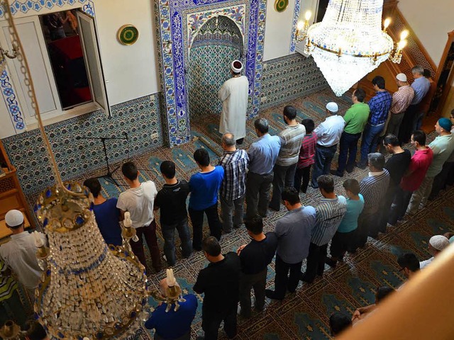 Nach dem Fastenbrechen haben sich Musl...n Rheinfelden versammelt. (Archivbild)  | Foto: Martina Proprenter