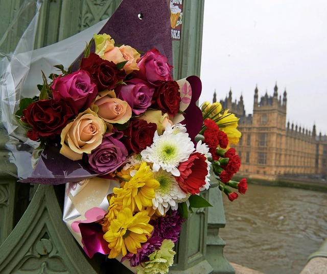 Blumen auf der Westminster Bridge   | Foto: APF