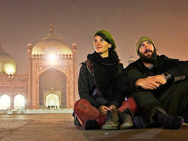 Gwen Weisser und Patrick Allgaier vor ...hahi Moschee in Lahore im Januar 2014.  | Foto: Patrick Allgaier