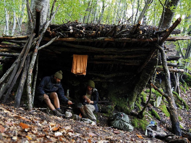 Zehn Tage im September 2013 wohnten di...ald in einer selbstgebauten Holzhtte.  | Foto: Gwen Weisser