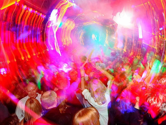 Ein Unbekannter versprhte in einer Disco Reizgas und verletzte vier Menschen.  | Foto: dpa