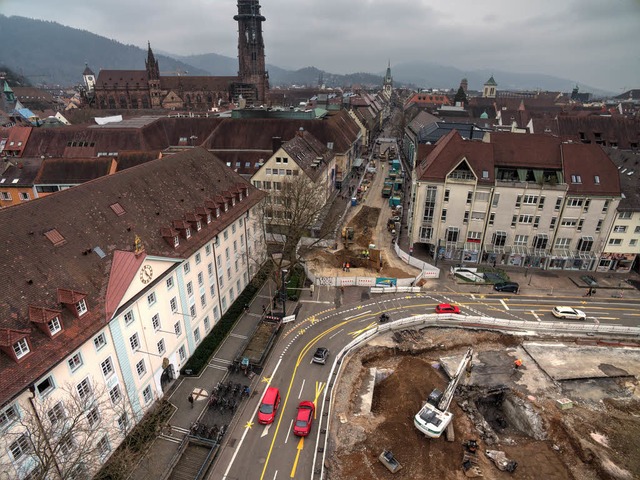 Die Bauarbeiten auf dem Platz am Siege...rdlichen Kaiser-Joseph-Strae laufen.  | Foto: Matthias Weniger