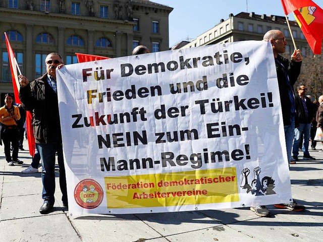 Der Schweizer Nachrichtenagentur sda z...h gegen Erdogans Politik demonstriert.  | Foto: dpa