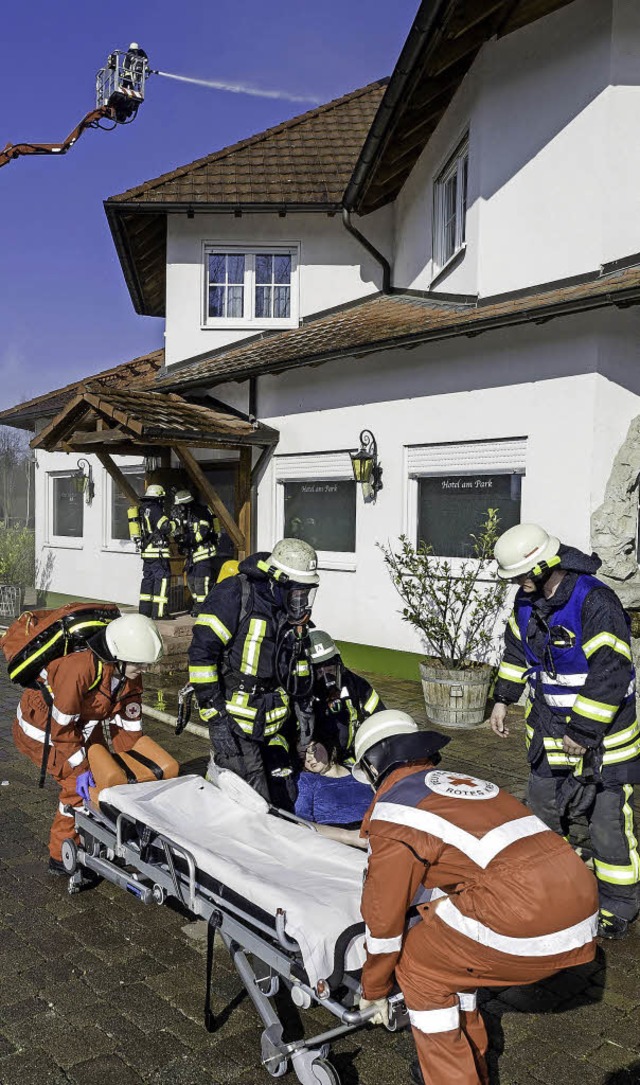 Deutsches Rotes Kreuz und Feuerwehr wa... &#8222;Hotel am Park&#8220; in Rust.   | Foto: Bernhard Rein