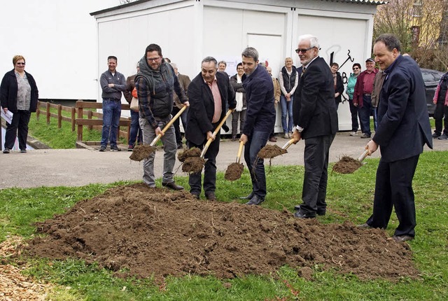 Spatenstich an der Turnhalle Wagenstad...ner und Handwerker griffen zum Spaten.  | Foto: Ilona Hge