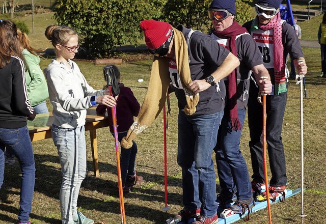 Drei Mann, ein Skibrett: Auch diese Va...e so manchen Teilnehmer aus dem Tritt.  | Foto: Hans-Jrgen Hege