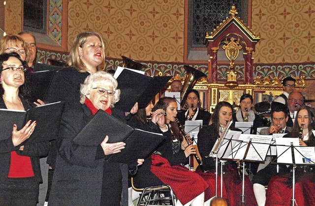 Vor vollen Bnken gaben Kirchenchor, T...ins fr krebskranke Kinder in Freiburg  | Foto: Karin Stckl-Steinebrunner