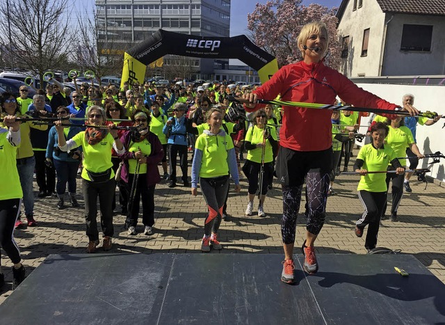 Aufwrmen fr den Sternlauf zur Balanc...e es geht und begleitet die Sportler.   | Foto: CWE