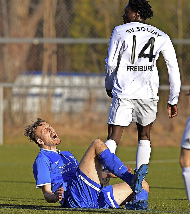 Der Neustdter Tobias Gutscher geht na...f mit Beyai schmerzverzerrt zu Boden.   | Foto: WolfGang Scheu