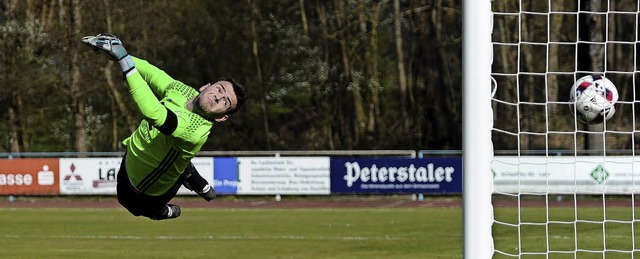 Der Lahrer Torhter Jonas Witt fliegt ...Der Ball aber saust zum 0:1 ins Netz.   | Foto:  Bettina Schaller