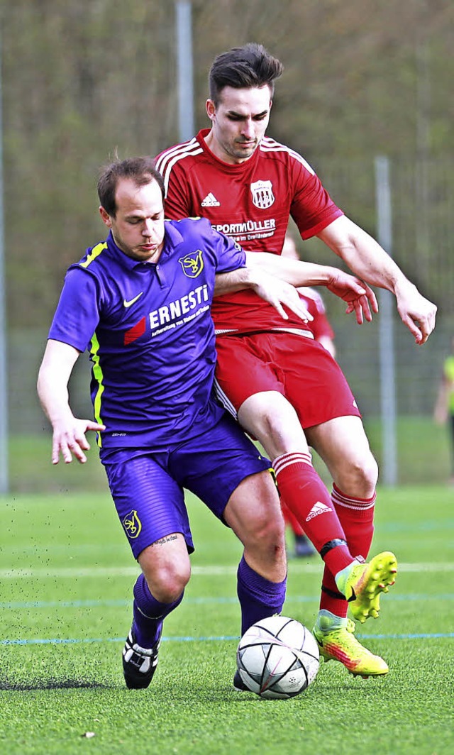 Auch im fnften Spiel in Folge im Grt...Atalla  (links, gegen Dominik Krieger)  | Foto: Niklas Schchlin