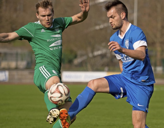 Nun gesichert? Simon Blaschke (Weil, rechts) gegen Tobias Barth (St. Georgen)  | Foto: Markus Schchtele