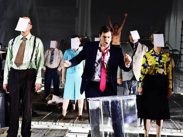 Athna (mit roter Krawatte: Holger Falk) beschert den Brgern Demokratie.   | Foto: Sandra Then