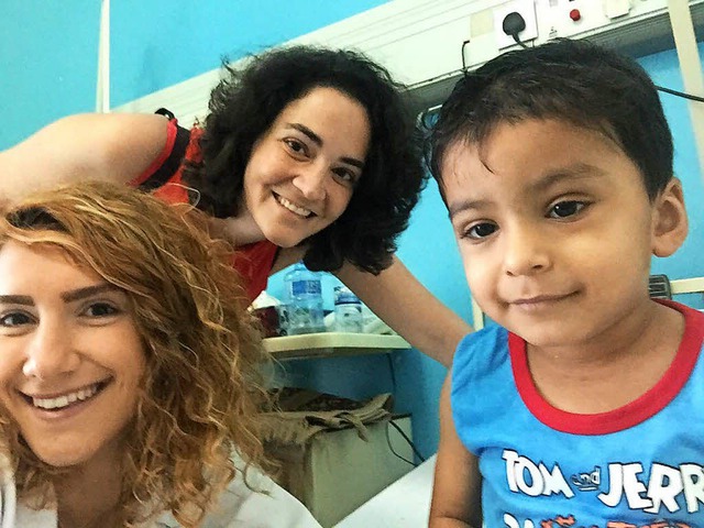 Der vierjhrige Amash aus Syrien bekom... Younes (Mitte) und rztin Layal Issa.  | Foto: privat