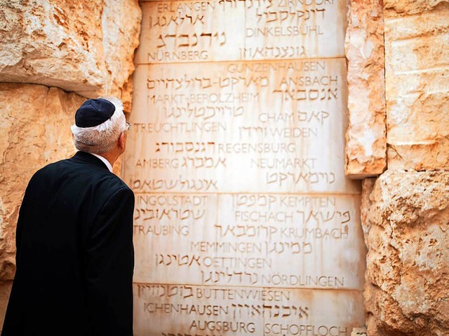 Der Ministerprsident Winfried Kretsch...-Gedenksttte Yad Vashem in Jerusalem.  | Foto: dpa