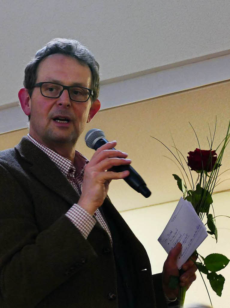 Martin Riegraf, Vorstand des Caritasverband Hochrhein, hlt eine Rose bereit.