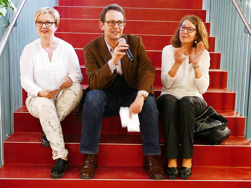 Martin Riegraf, Vorstand des Caritasverband Hochrhein, interviewt Anna Maria Binkert (rechts) und Luzia Limberger-Sieber.