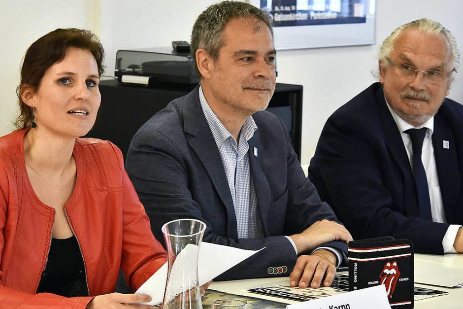 Leihgeberin Annette Karpp mit Michael Fischer, dem Geschäftsführenden Direktor des Zentrum für Populäre Kultur und Musik und Gunther Neuhaus, Prorektor für Forschung der Universität Freiburg (von links). (Foto: Michael Bamberger) Leihgeberin Annette Karpp mit Michael Fischer, dem Geschäftsführenden Direktor des Zentrum für Populäre Kultur und Musik und Gunther Neuhaus, Prorektor für Forschung der Universität Freiburg (von links). (Foto: Michael Bamberger)