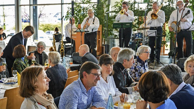 Bei guter Laune, belebender Musik und ...-Foyer die Kstlichkeiten des Buffets.  | Foto: Benedikt Sommer