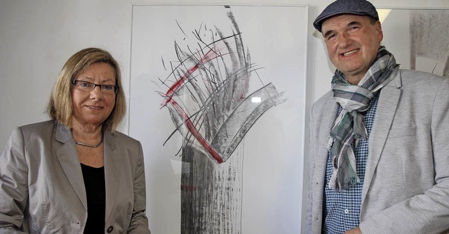 Knstlerin Marianne Maul mit Stefan To...chau in der Galerie im Tor einfhrte.   | Foto: Dagmar Barber