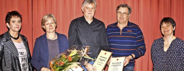 Neue TV-Ehrenmitglieder mit der   Vors...lmaier und  Paul Stenner (von links).   | Foto: Dietmar Bchlin