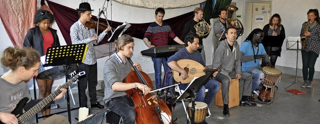 Die Musiker des Heim- und Flucht-Orchesters bei ihrem Auftritt im Gewerbepark   | Foto: Rainer Ruther