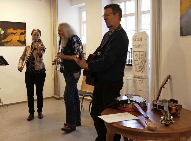 Paddy Tinsley (Mitte) untermalte zusam... und Acryl sowie Bleistiftzeichnungen.  | Foto: Stefan Limberger-Andris